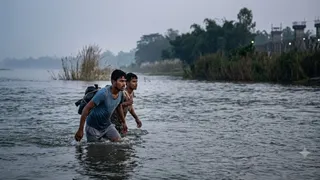 नदी तैरकर भारत में घुसे दो बांग्लादेशी नागरिक (यह तस्वीर AI की मदद से बनाई गई है।)