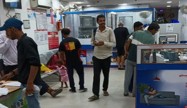 वाराणसी में हड़ताल से पहले ग्राहकों की सुव‍िधा के ल‍िए रविवार को भी खुले रहे बैंक, लोगों ने निपटाए जरूरी काम
