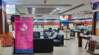 बहादुर शाह जफर मार्ग स्थित सेंट्रल बैंक आफ इंडिया रविवार को खुला रहा , कुछ ही खाताधारक उपस्थित रहे । जागरण