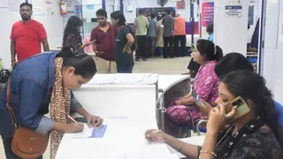 मिठनपुरा, पीएनटी चौक सहित शहर के प्रमुख इलाकों में दिनभर ग्राहक कतारबद्ध दिखे।