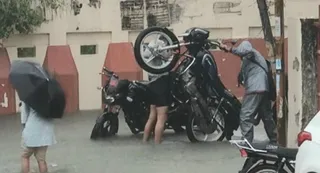 बारिश में लोगों का हाल हुआ बेहाल। जागरण