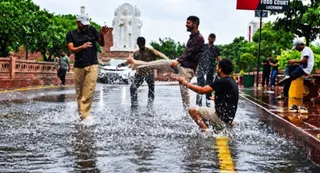 बारिश में मरीन ड्राइव पर टहलने आए युवक हर्ष, आलोक, ऋषभ व अन्य मस्ती करते हुए। रंगनाथ तिवारी