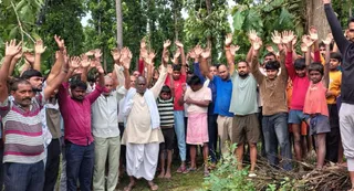 पेड़ गिरने से तीन लोगों की मौत के बाद रविवार को गजरहिया टोले में कच्ची सड़क समेत मूलभूत सुविधाओं की मांग को लेकर प्रदर्शन करते ग्रामीण।