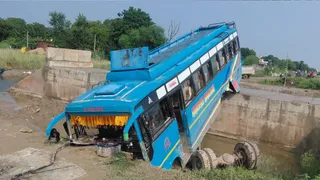 आजमगढ़ के देवगांव में श्रद्धालुओं से भरी बस पलटी, 14 यात्री घायल।