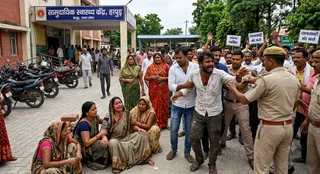 हापुड़ में इलाज के दौरान बच्ची की मौत होने पर परिजनों का हंगामा।