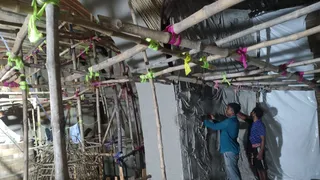 बोसपुकुर शीतला मंदिर का पंडाल तैयार करते कारीगर। (फोटो सौजन्य : दुर्गोत्सव कमेटी)