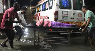 गोरखपुर जिला अस्पताल के आकस्मिक वार्ड का पोर्टिको जलमग्न होने से रोगी व तीमारदार को भारी परेशानी का सामना करना पड़ा।-अभिनव राजन चतुर्वेदी