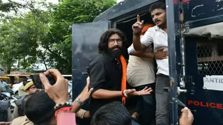 वाराणसी में करणी सेना जिलाध्यक्ष की हाउस अरेस्ट पर बवाल, यूजीसी विरोध प्रदर्शन में जाने को लेकर धक्का-मुक्की।