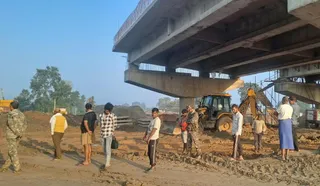 अपराधियों ने फोरलेन निर्माण स्थल पर रोड रोलर में आग लगाने का प्रयास किया।जागरण