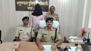 गिरफ्तार आरोपित के पास से बरामद मोबाइल फोन जब्त कर लिया गया है।
