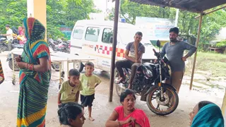 अस्पताल के गेट पर खड़े मृत नवजात के स्वजन। फोटो सौ. जागरण