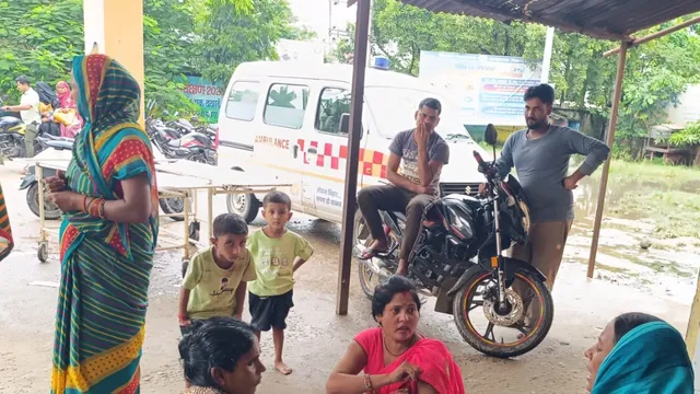 नरकटियागंज में एंबुलेंस में प्रसूता ने दिया बच्चे को जन्म, नवजात की मौत पर हंगामा