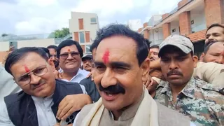 शिवपुरी में ब्राह्मण समाज के सम्मेलन में शामिल होने के बाद मीडिया से चर्चा करते हुए पूर्व गृह मंत्री डा. नरोत्तम मिश्रा। (फोटो- जागरण)