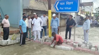 फुटपाथ पर इंटरलाकिंग कार्य का निरीक्षण करते पूर्व चेयरमैन मनोज धामा। जागरण