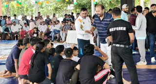 राज्यस्तरीय कुश्ती के दौरान मैच में प्रवेश से रोकने पर मेरठ की बालिकाओं में दिखा आक्रोश। जागरण