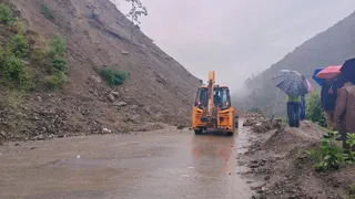 जेसीबी से रास्ता सही करने की कोशिश।