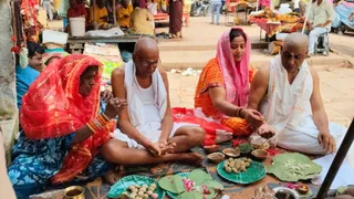 वाराणसी में पितरों का श्राद्ध करता हुआ परिवार।