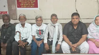 Pitru Paksha 2026: पितृ पक्ष में आश्रम पहुंचे बुजुर्गग।