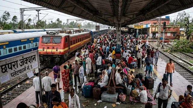 चक्रवाती तूफान से थमी ट्रेनों की रफ्तार, छपरा जंक्शन पर 17 घंटे तक लेट पहुंचीं गाड़ियां
