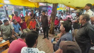 अवैध वसूली और सुविधाओं की अनदेखी के खिलाफ मार्केट बंद। जागरण