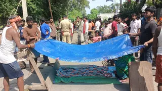 शव के साथ सड़क जाम करते ग्रामीण। जागरण