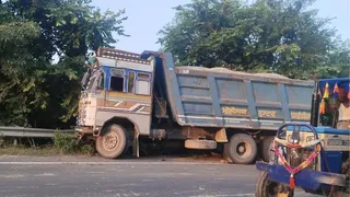 सड़क हादसे में पिता-पुत्र की मौत।