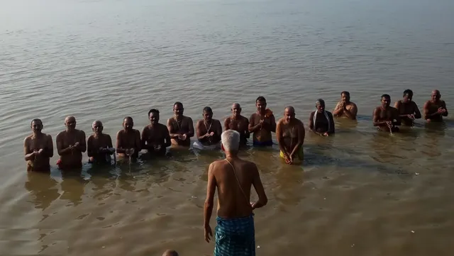 काशी में आस्‍था और प‍ितृ ऋण का पर्व 'श्राद्ध', घाटों से लेकर प‍िशाचमोचन तक तर्पण करने पहुंचे लोग
