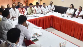 माड़ीपुर में आयोजित एनडीए की बैठक करते मंत्री विजय कुमार सिन्हा। जागरण