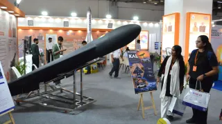 यूपी इंटरनेशनल ट्रेड शो में डिफेंस काॅरिडोर के स्टाॅल पर प्रदर्शित काल फाइटर ड्रोन आकर्षण का केंद्र बना हुआ है। सौरभ राय