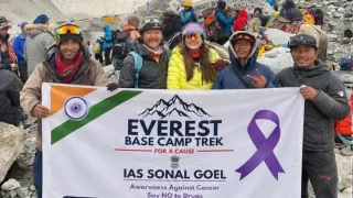 एवरेस्ट बेस कैंप पर आईएएस सोनल गोयल और उनका दल।