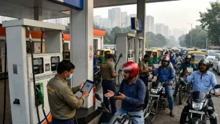 दिल्ली के पेट्रोल पंपों पर पीयूसी नहीं तो ईंधन नहीं। फोटो: एआई जनरेटेड