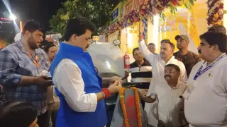 मशीन का सुभारंभ करते नेता। फोटो जागरण