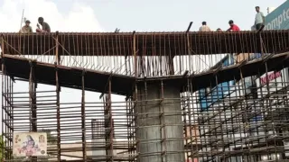 मोहना एलिवेटेड मार्ग के निर्माणाधीन पिलर पर काम करते हुए कामगार। जागरण