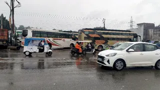 सेटेलाइट पर पंजाब, दिल्ली और अन्य शहर को जाने के लिए खड़ी प्राइवेट बसें। जागरण