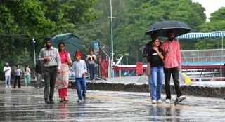 सोमवार को हुई वर्षा के दौरान चंडीगढ़ की सुखना लेकर पर मौसम का आनंद लेने पहुंचे शहरवासी। फोटो: उपेंद्र सेन गुप्ता