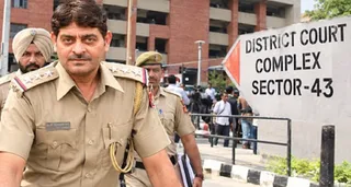 सरपंच सतनाम सिंह हत्याकांड में सेकंड इन्वेस्टिगेटिंग ऑफिसर इंस्पेक्टर रामरत्न कोर्ट में गवाही देने पहुंचे। (एआई जनरेटेड फोटो)