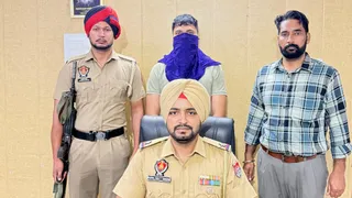 मोहाली पुलिस की हिरासत में पिस्टल के साथ पकड़ा गया युवक।