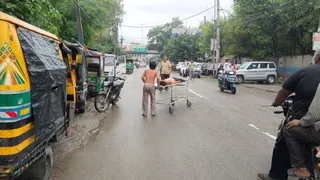 रोडवेज बस की टक्कर से बाइक सवार युवक की मौत, साथी ने अस्पताल में मचाया हंगामा।