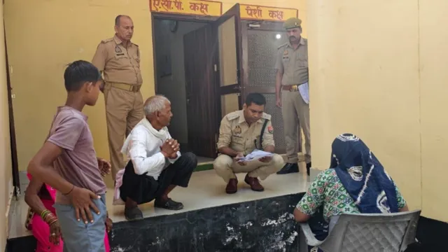 आगरा के ACP की हो रही तारीफ, असमर्थ महिला की फरियाद सुनने को बैठ गए जमीन पर
