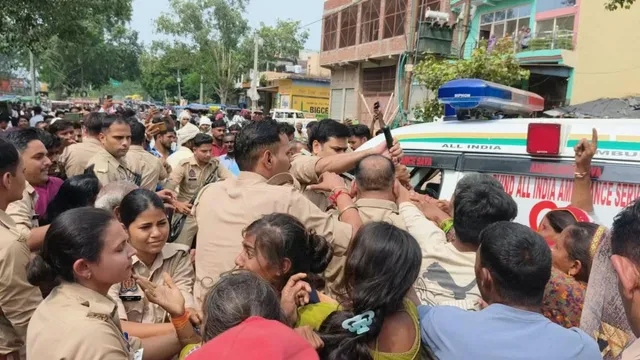 अलीगढ़ की छर्रा मंडी में जमकर बवाल, पल्लेदार का पैर कटने पर भड़का आक्रोश; लाठीचार्ज
