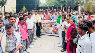 अलीगढ़ में जेडी कार्यालय के बाहर प्रदर्शन करते आउटसोर्स कर्मचारी।