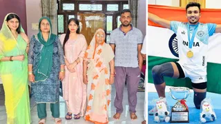 गांव बसेडा में उत्साहित अर्जुन देशवाल के स्वजन, दाई ओर अर्जुन देशवाल। जागरण