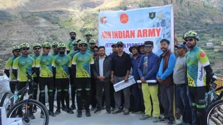 अंबाला से साइकिल पर हिमाचल प्रदेश के केलंग पहुंचे सेना के जवान स्थानीय लोगों के साथ। जागरण