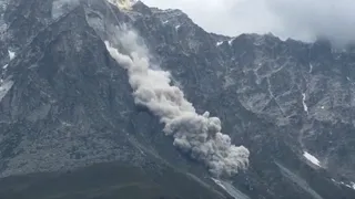 हिमस्खलन की चपेट में आने से दो पर्वतारोहियों की मौत