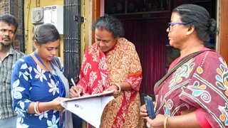 SIR के दाैरान शिकायत का निपटारा करतीं बीएलओ। (प्रतीकात्मक फोटो)