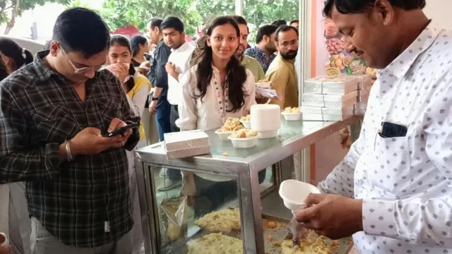 यूपी ट्रेड शो में बागपत के घेवर का जादू, 600 रुपये किलो में बिक रही सावन की खास मिठाई
