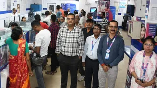 SBI Hirapur Branch में खड़े बैंक कर्मचारी और ग्राहकों की भीड़। (फोटो जागरण)