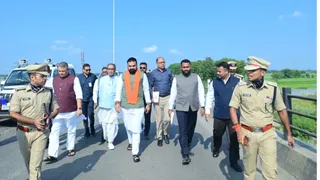 डुमरियाघाट पुल का निरीक्षण करते मुख्यमंत्री सम्राट चौधरी, उप मुख्यमंत्री विजय चौधरी, सांसद राधामोहन सिंह व अन्य अधिकारीगण।