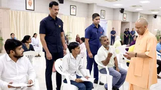 सोमवार को जनता दर्शन में मुख्यमंत्री योगी आदित्यनाथ