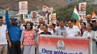 मंडी में चुनाव आयोग के खिलाफ प्रदर्शन करते कांग्रेस पदाधिकारी व कार्यकर्ता। जागरण